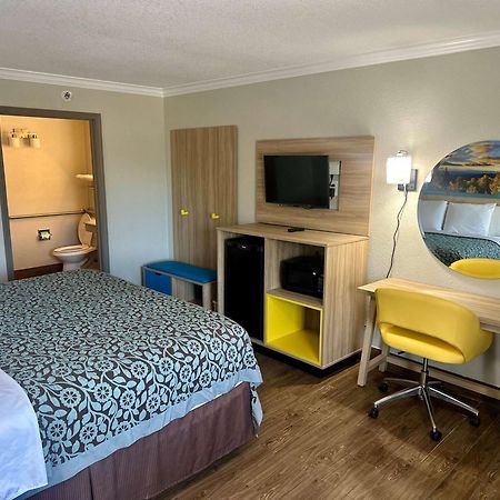Days Inn By Wyndham Houston East Exteriér fotografie