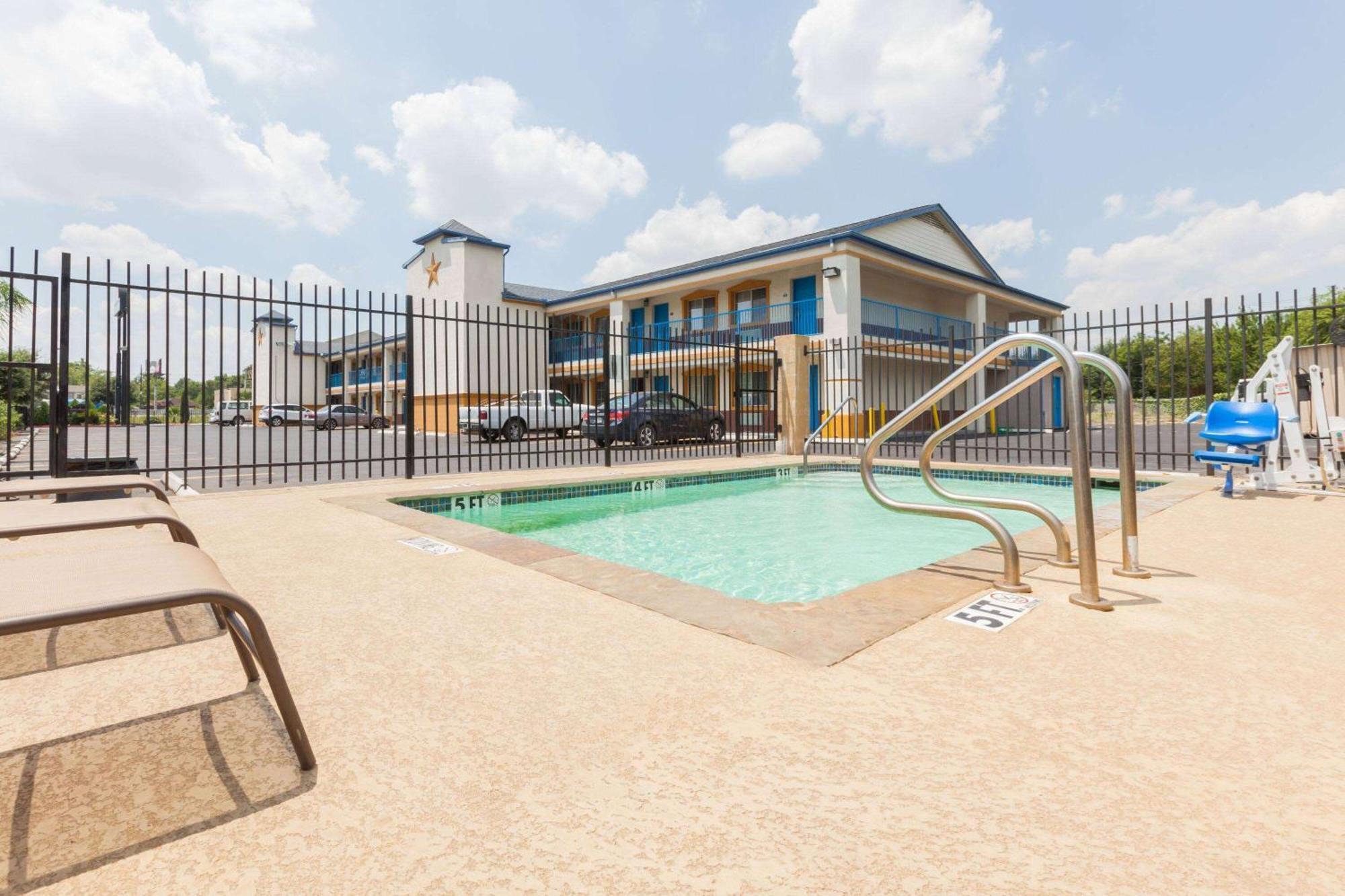 Days Inn By Wyndham Houston East Exteriér fotografie