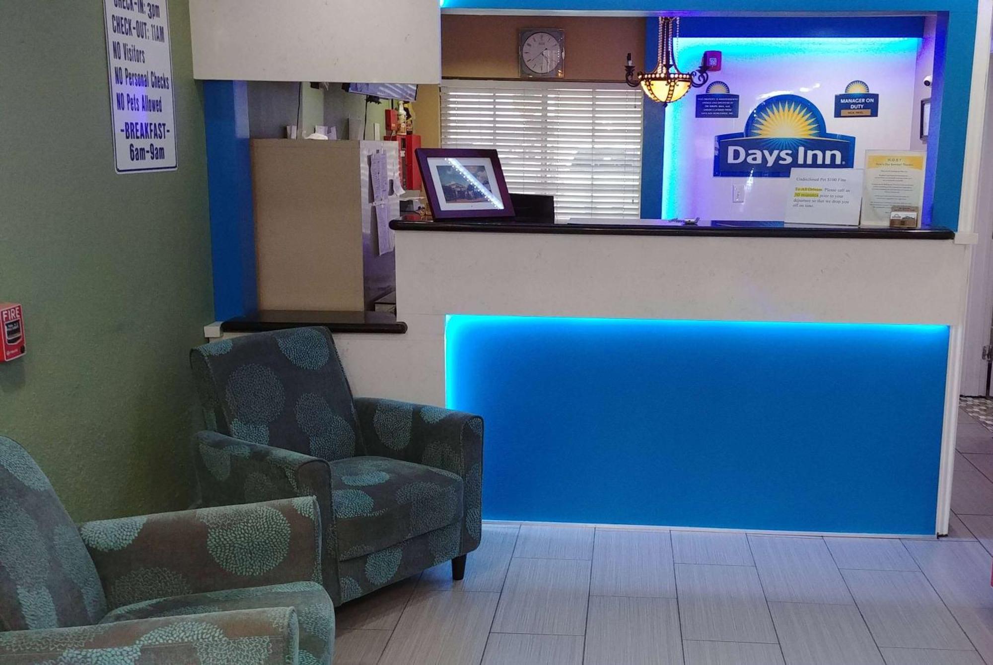 Days Inn By Wyndham Houston East Exteriér fotografie