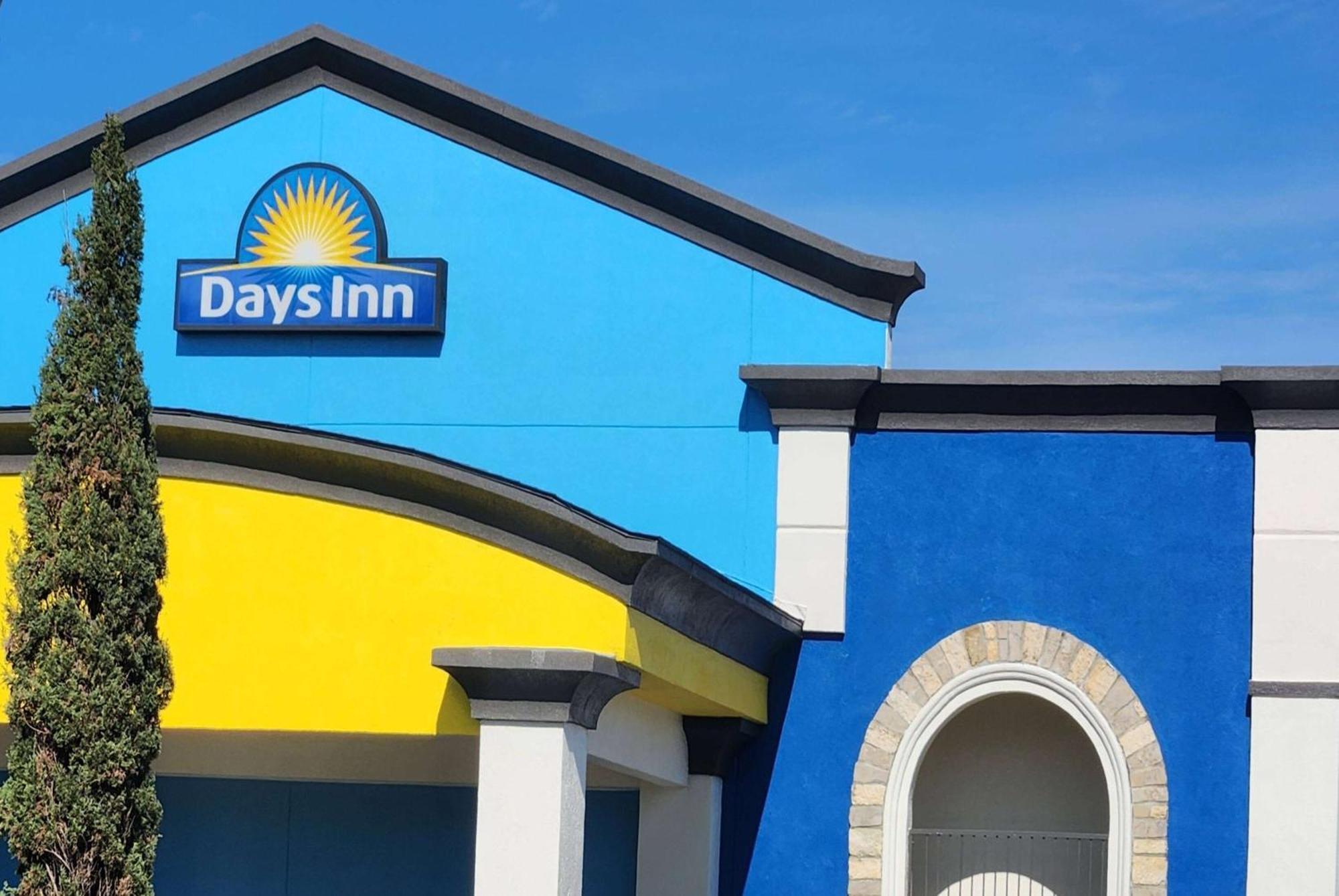 Days Inn By Wyndham Houston East Exteriér fotografie