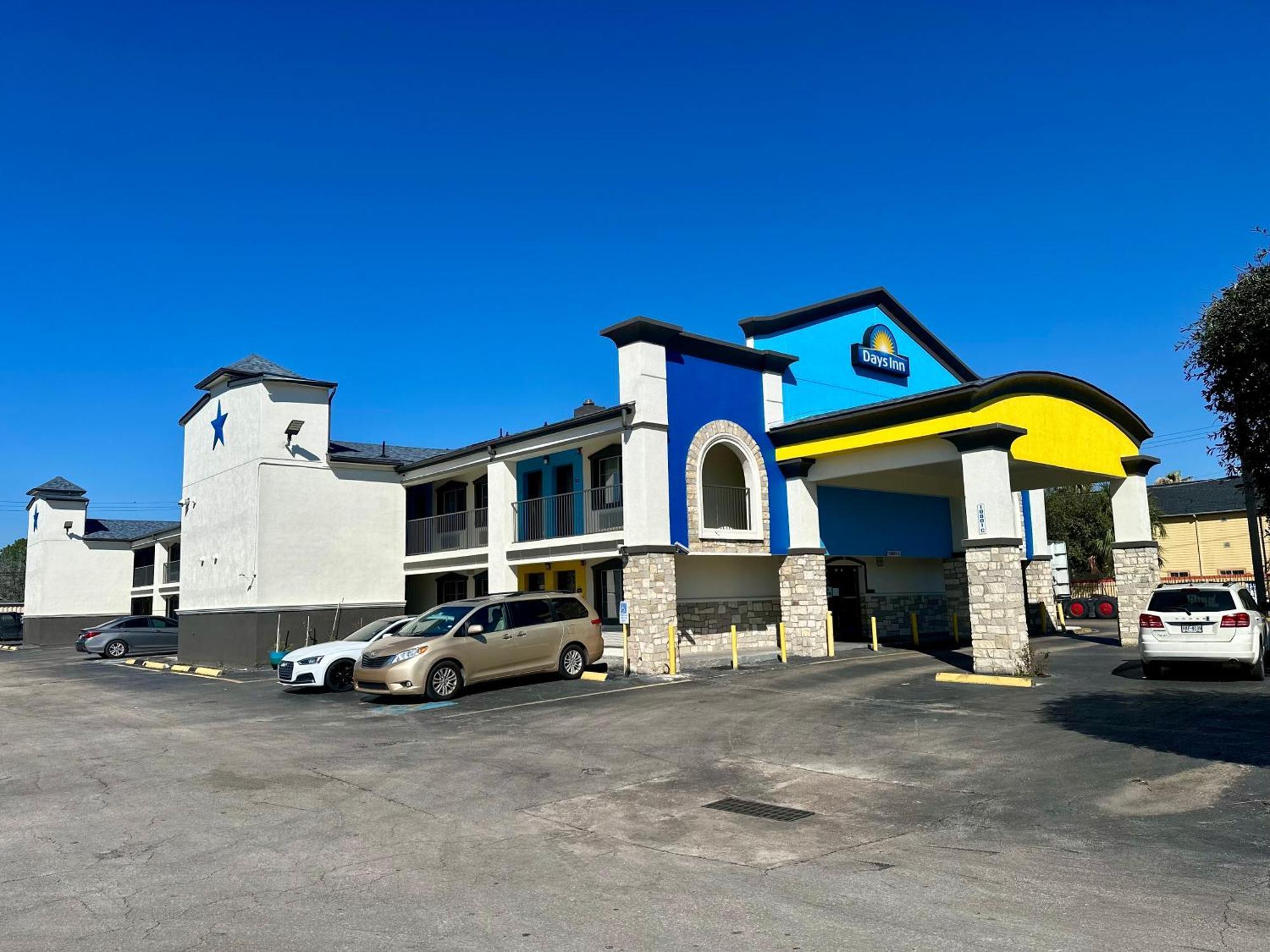 Days Inn By Wyndham Houston East Exteriér fotografie