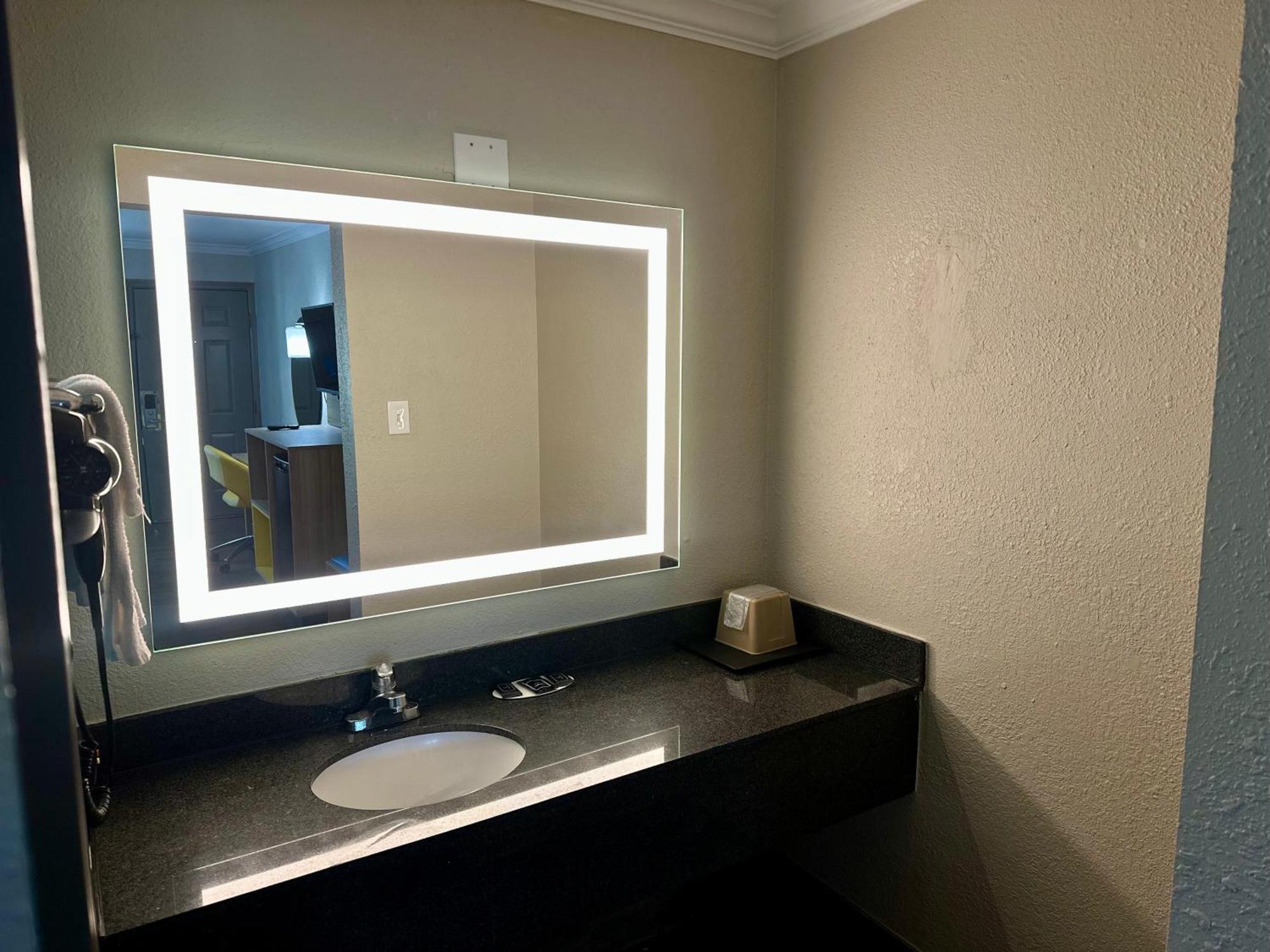 Days Inn By Wyndham Houston East Exteriér fotografie
