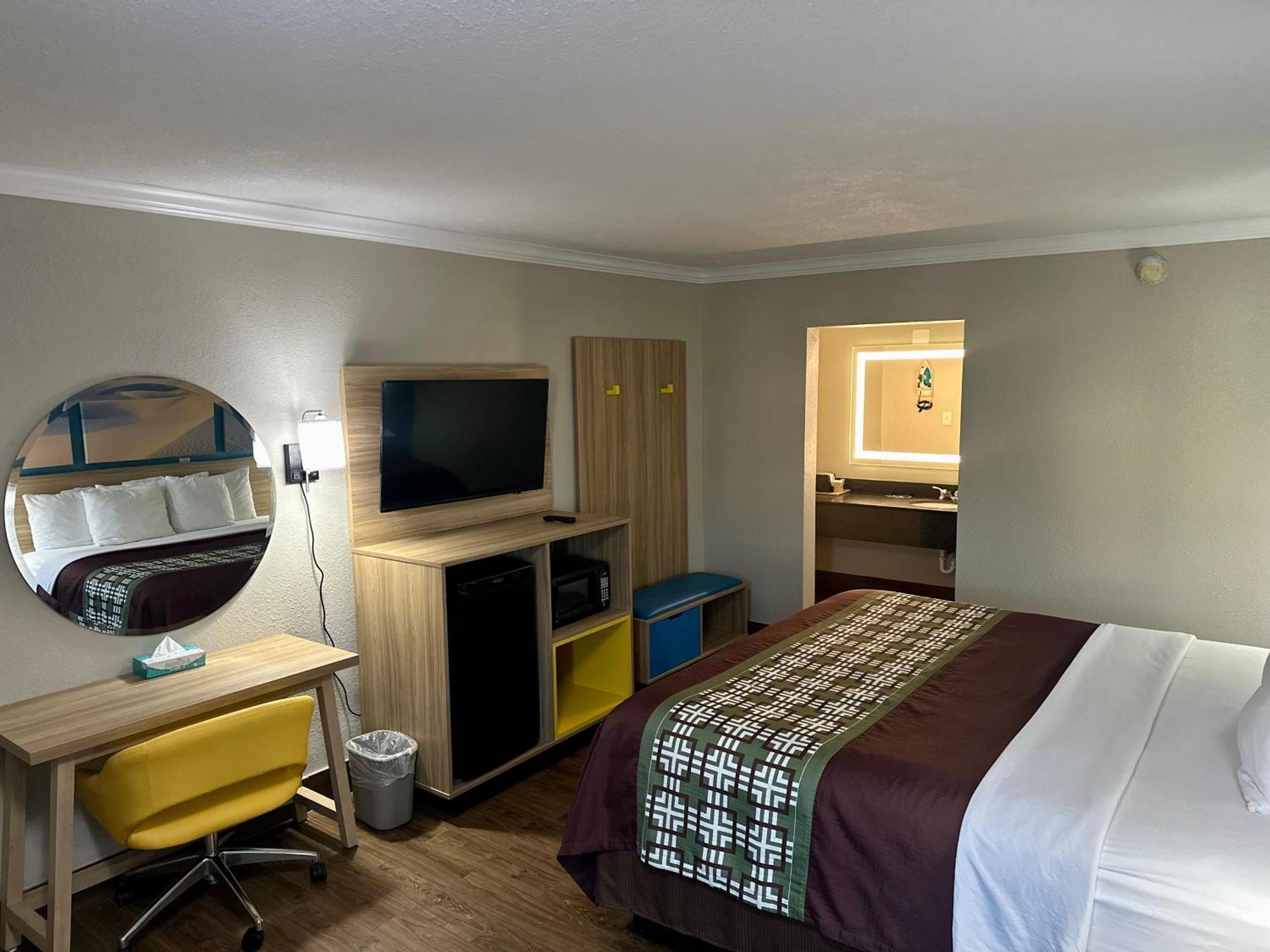 Days Inn By Wyndham Houston East Exteriér fotografie
