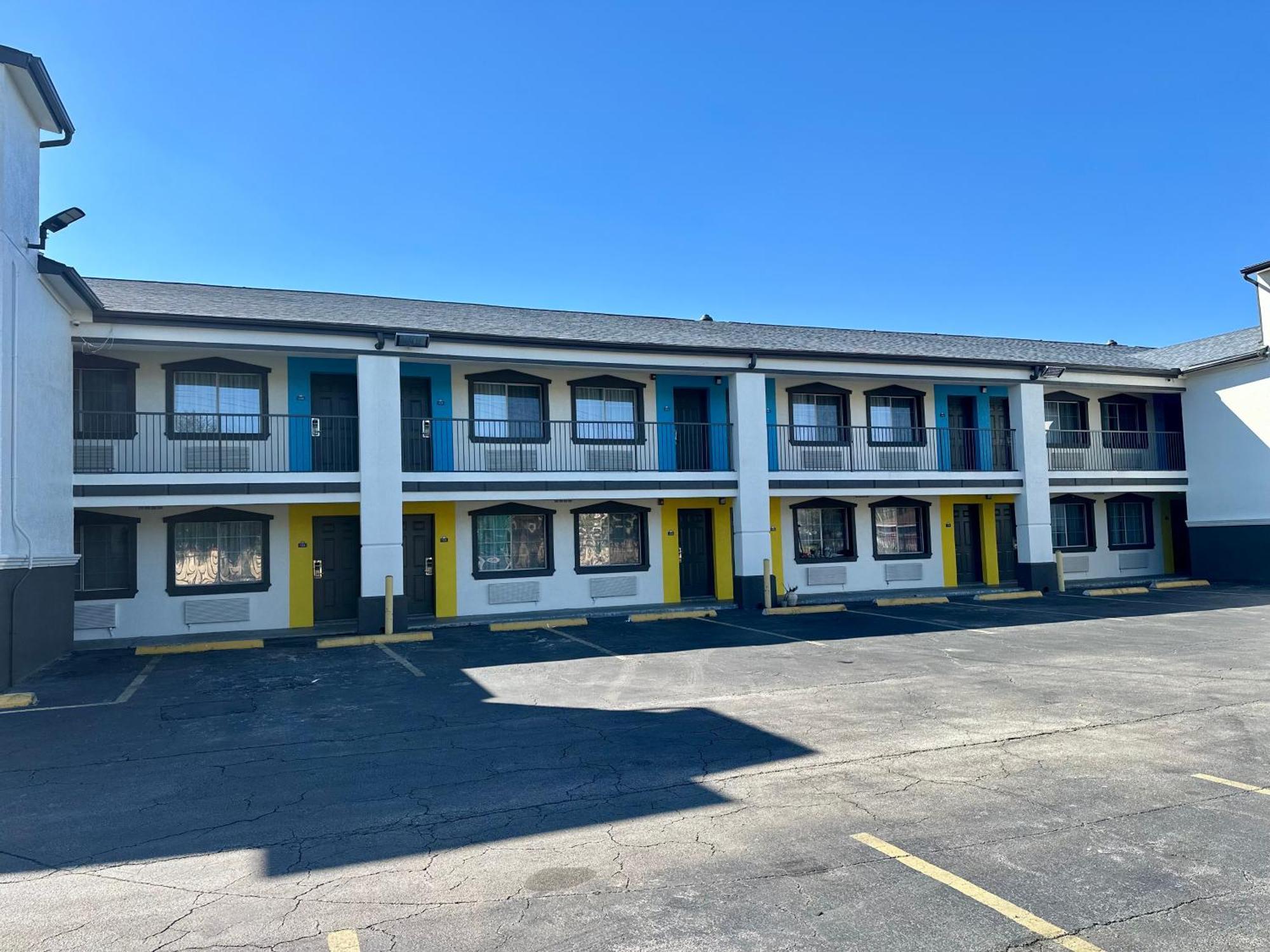 Days Inn By Wyndham Houston East Exteriér fotografie