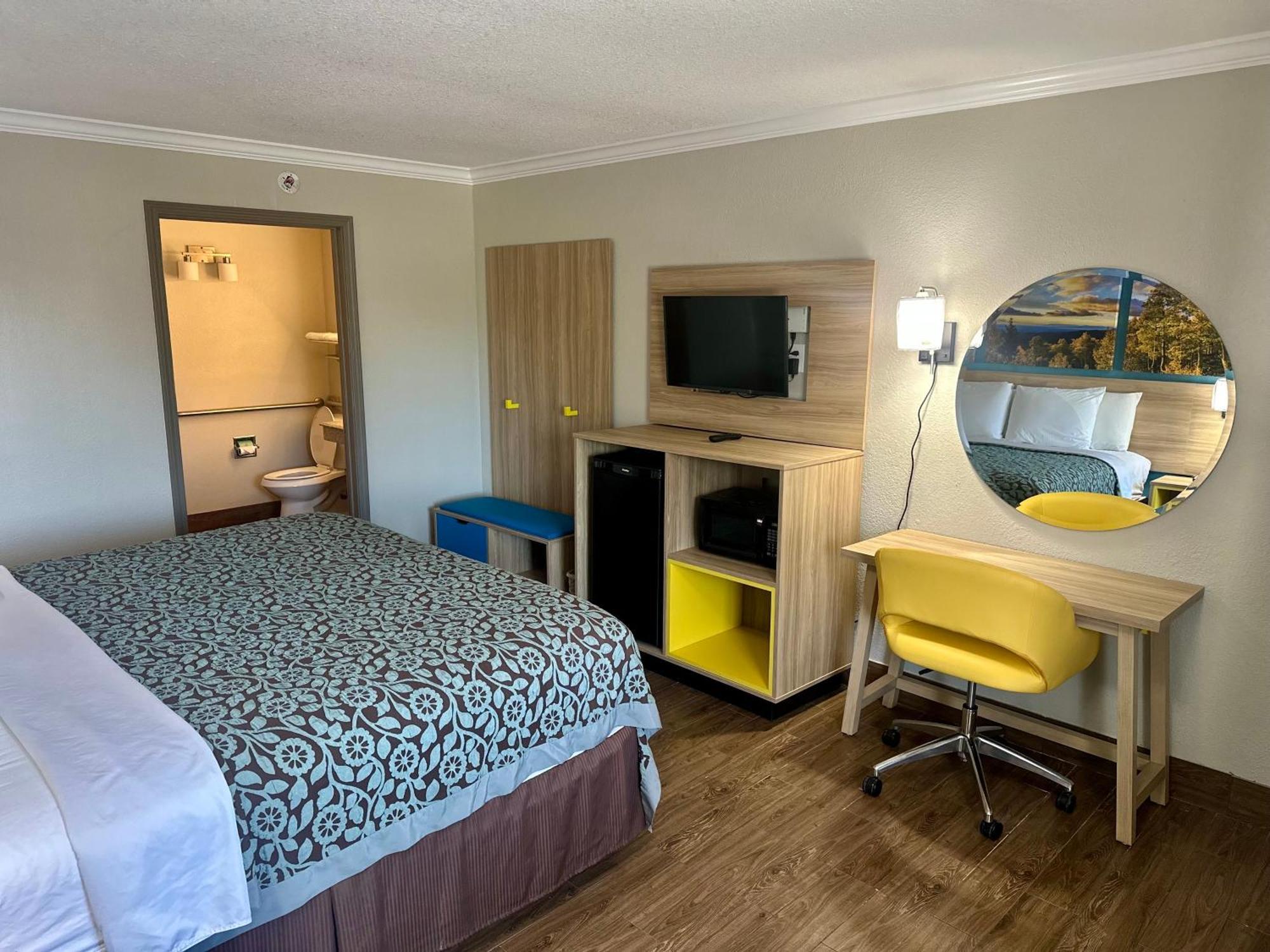 Days Inn By Wyndham Houston East Exteriér fotografie