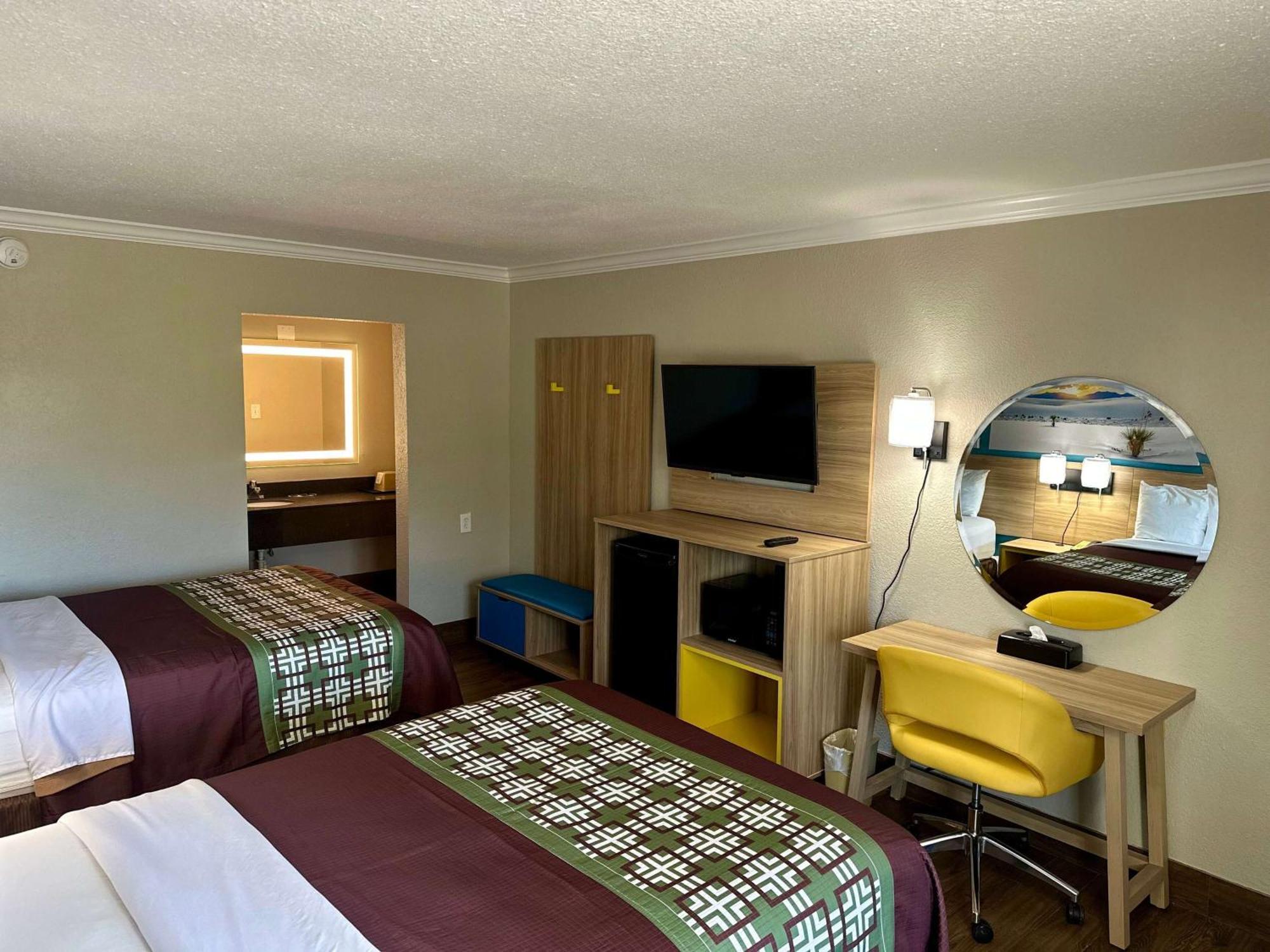 Days Inn By Wyndham Houston East Exteriér fotografie