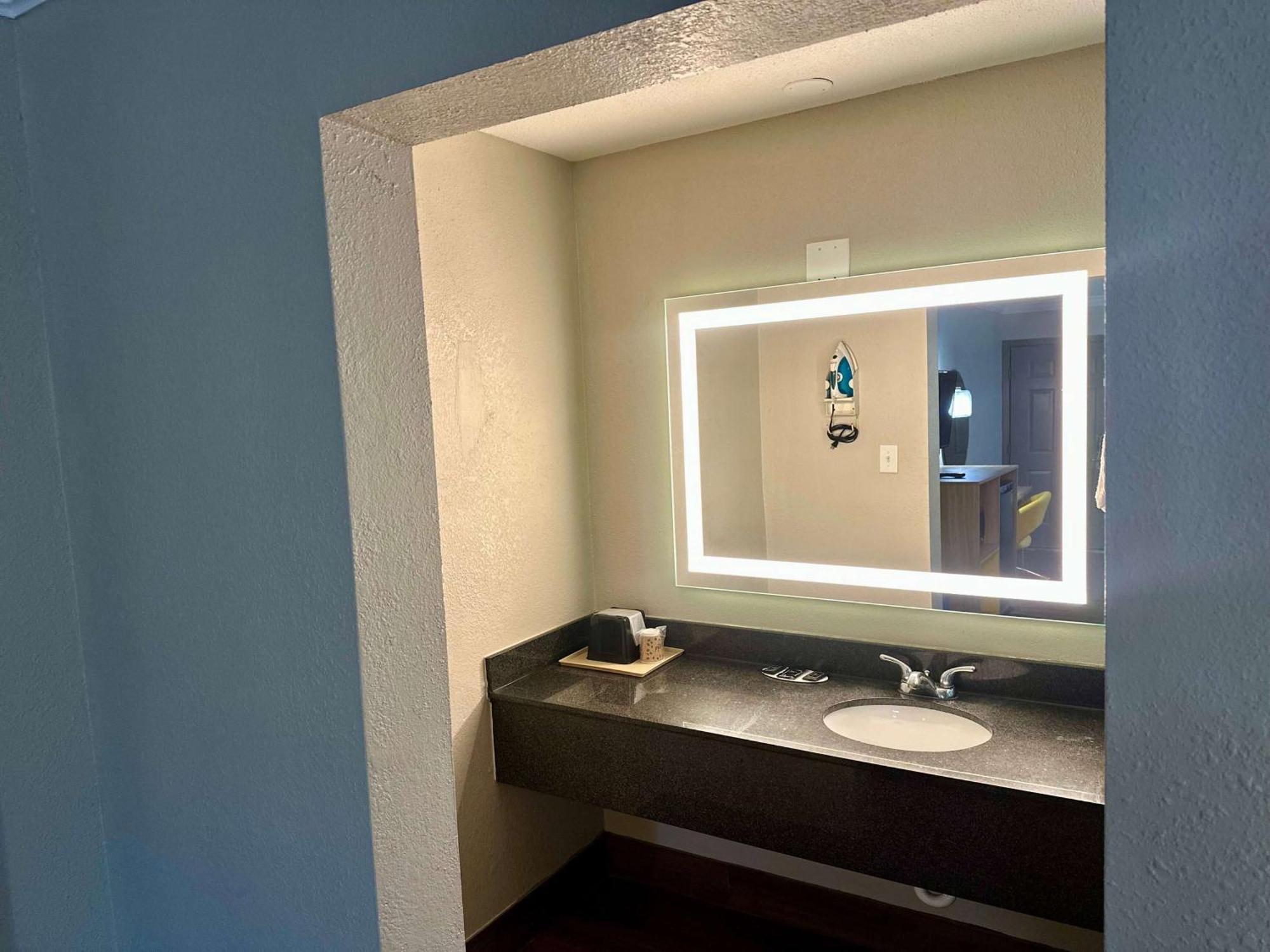 Days Inn By Wyndham Houston East Exteriér fotografie