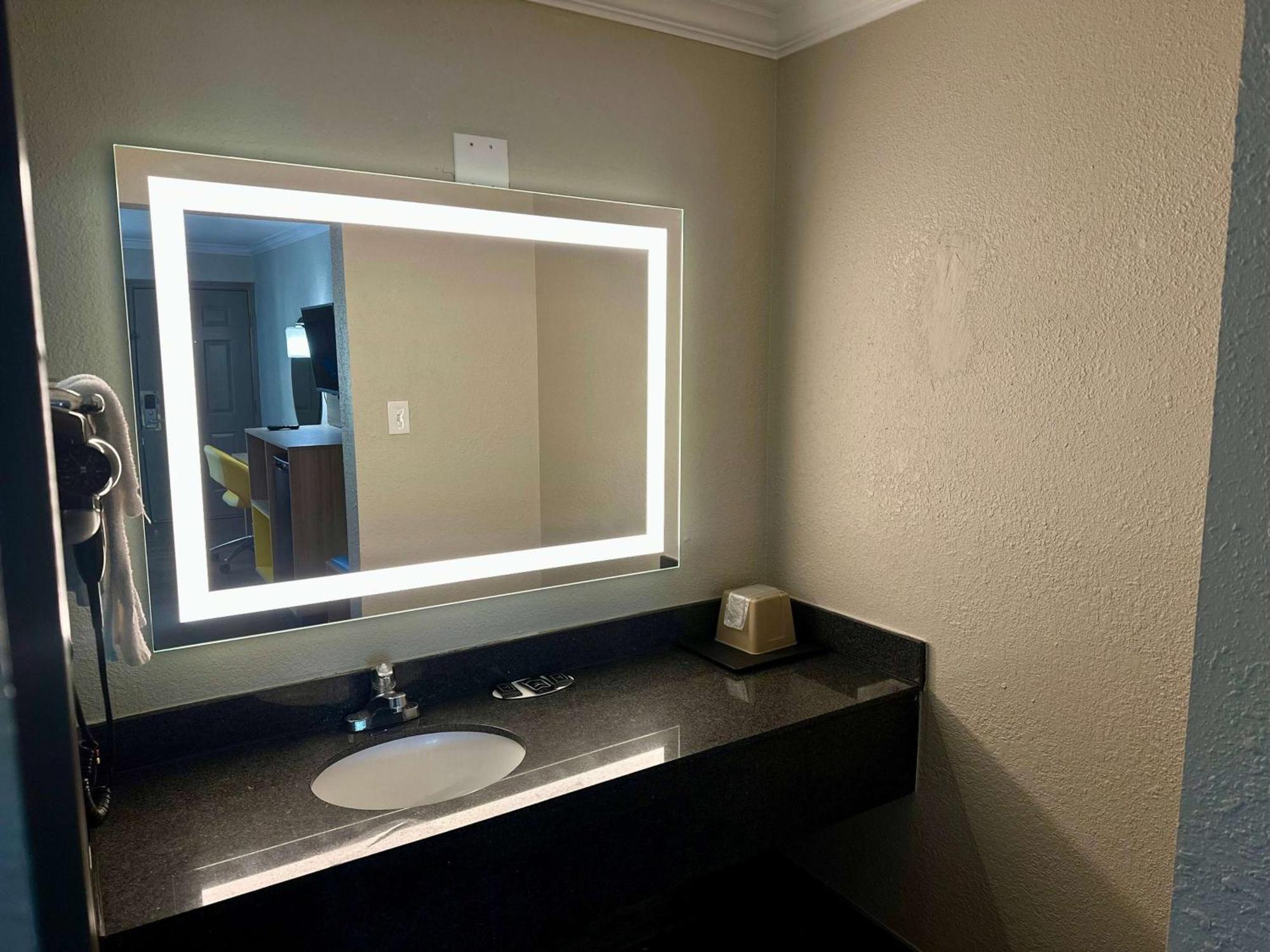 Days Inn By Wyndham Houston East Exteriér fotografie
