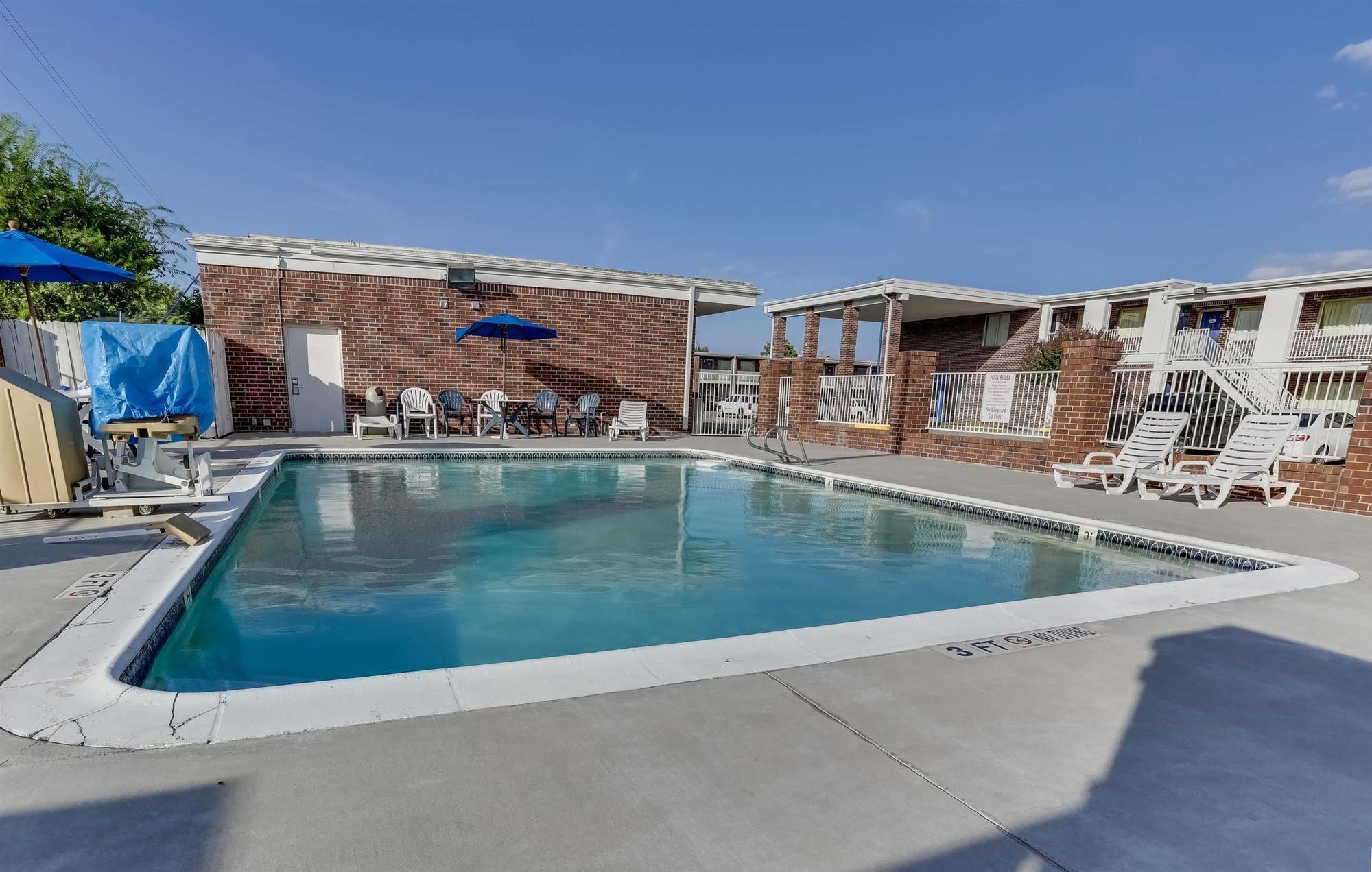 Days Inn By Wyndham Houston East Exteriér fotografie